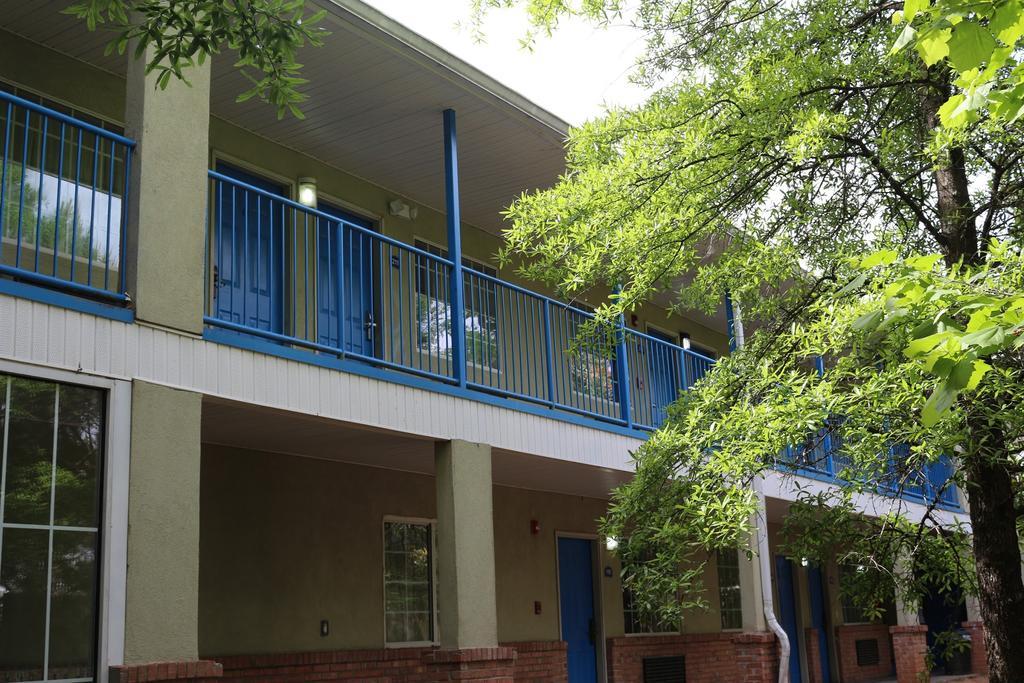 Magnolia Bay Hotel & Suites Джоунсбъроу Екстериор снимка