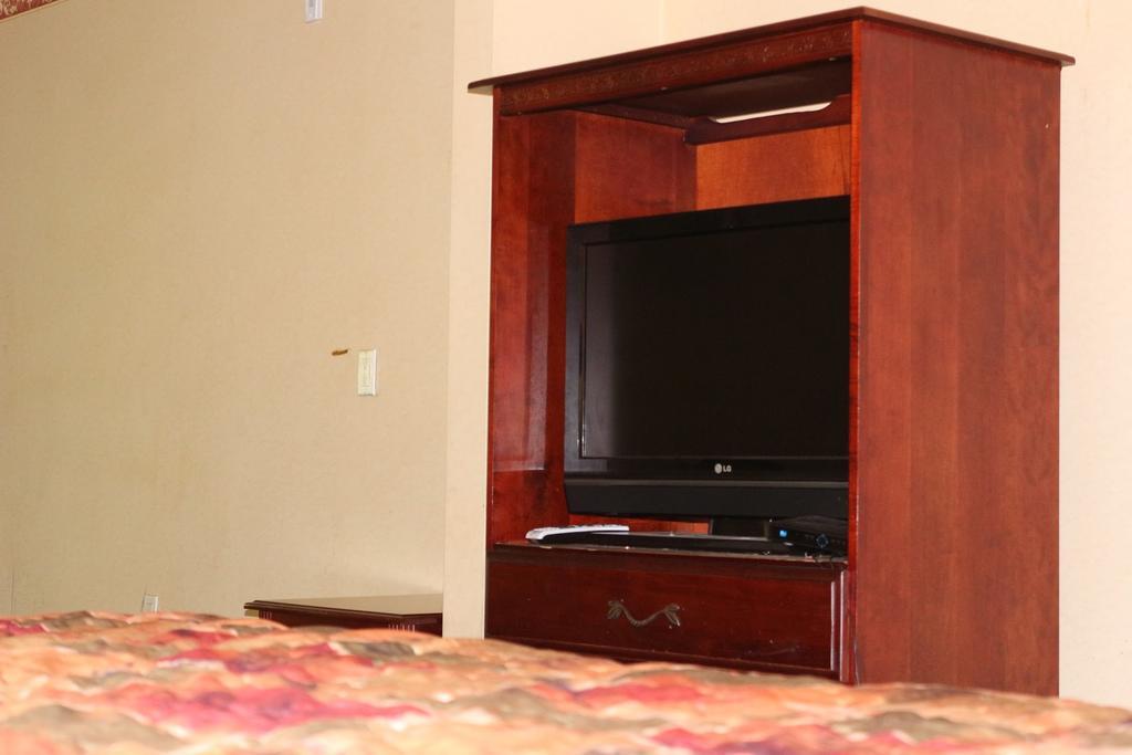 Magnolia Bay Hotel & Suites Джоунсбъроу Екстериор снимка