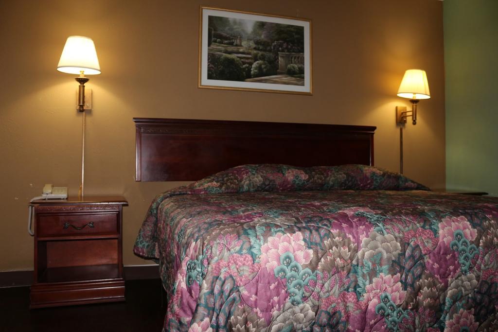 Magnolia Bay Hotel & Suites Джоунсбъроу Екстериор снимка