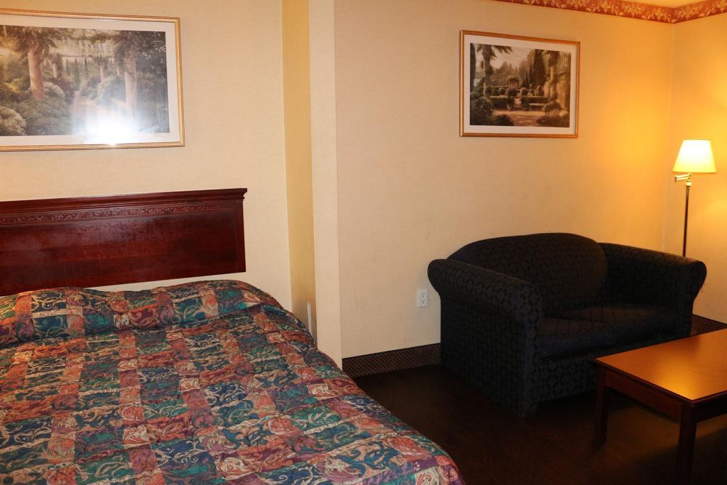 Magnolia Bay Hotel & Suites Джоунсбъроу Екстериор снимка