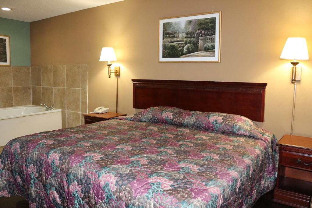 Magnolia Bay Hotel & Suites Джоунсбъроу Екстериор снимка