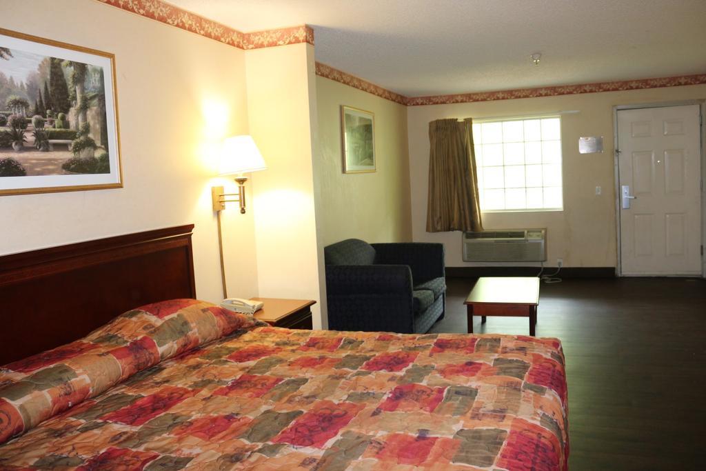 Magnolia Bay Hotel & Suites Джоунсбъроу Екстериор снимка