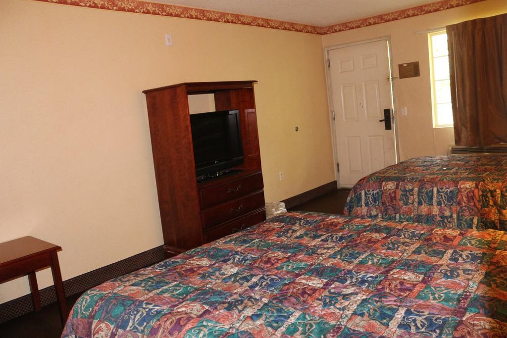 Magnolia Bay Hotel & Suites Джоунсбъроу Екстериор снимка