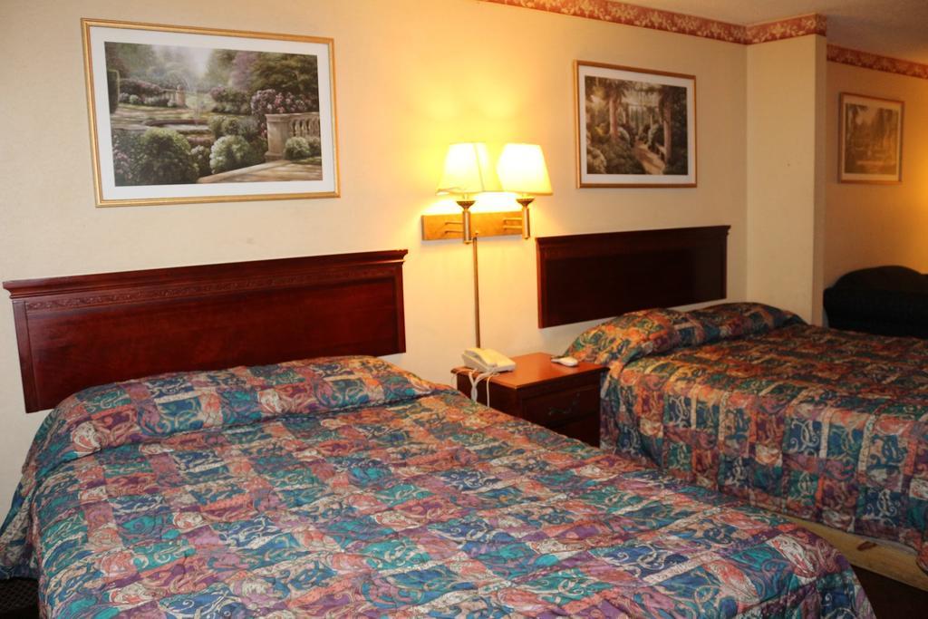 Magnolia Bay Hotel & Suites Джоунсбъроу Екстериор снимка