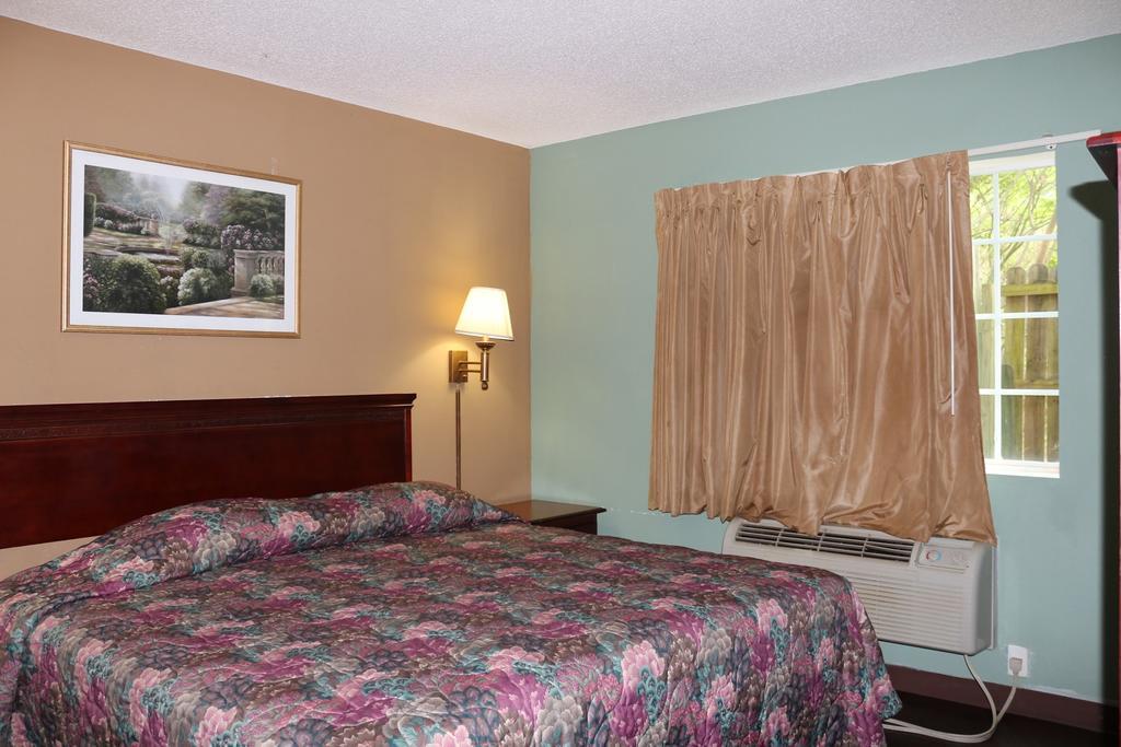 Magnolia Bay Hotel & Suites Джоунсбъроу Екстериор снимка