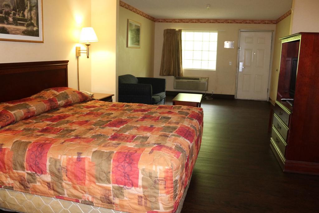 Magnolia Bay Hotel & Suites Джоунсбъроу Екстериор снимка