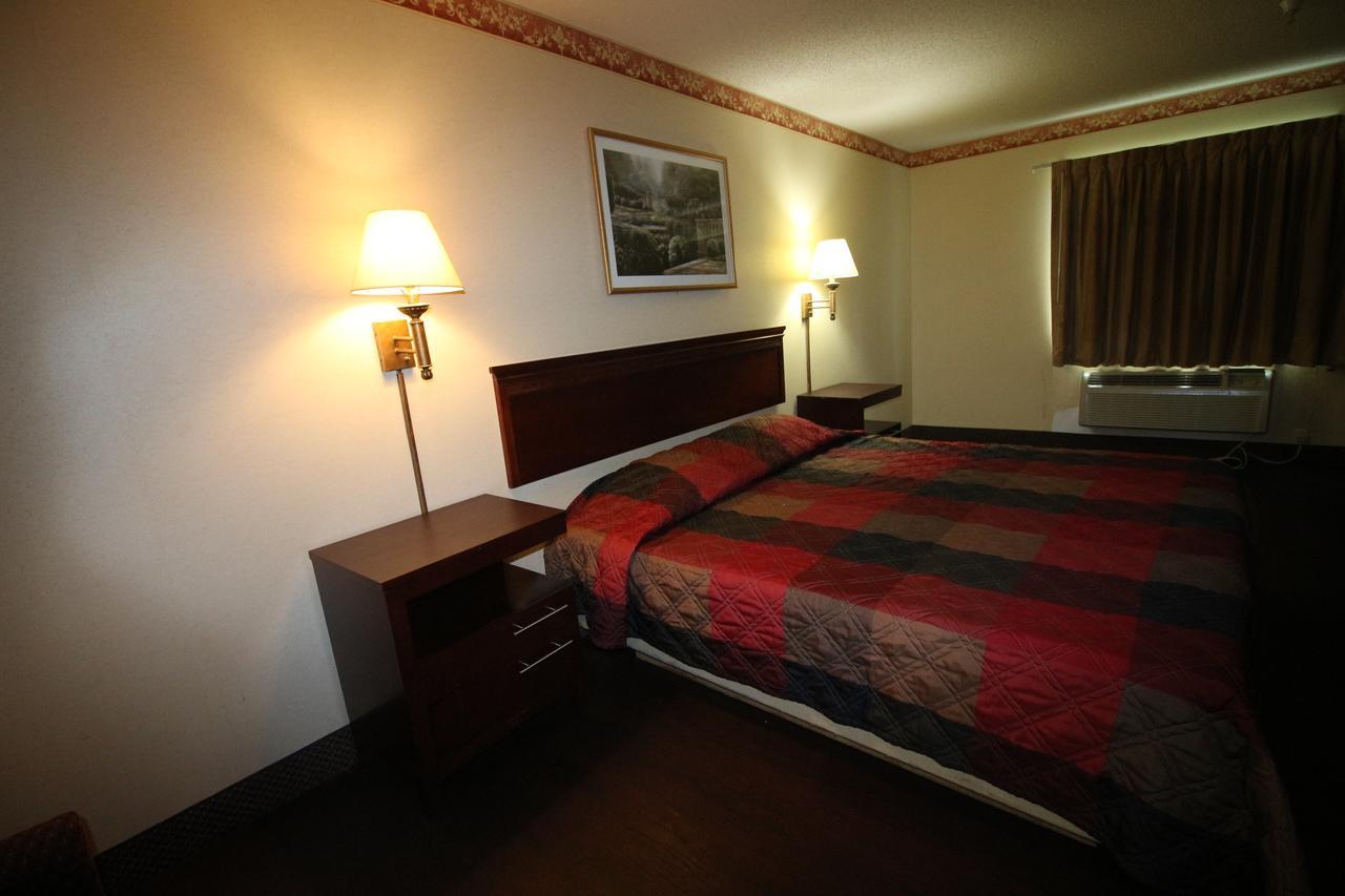 Magnolia Bay Hotel & Suites Джоунсбъроу Екстериор снимка