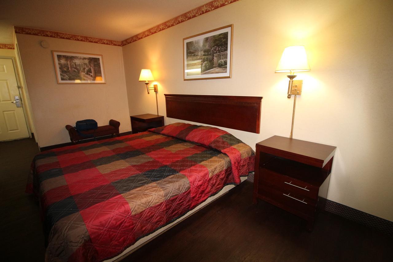 Magnolia Bay Hotel & Suites Джоунсбъроу Екстериор снимка