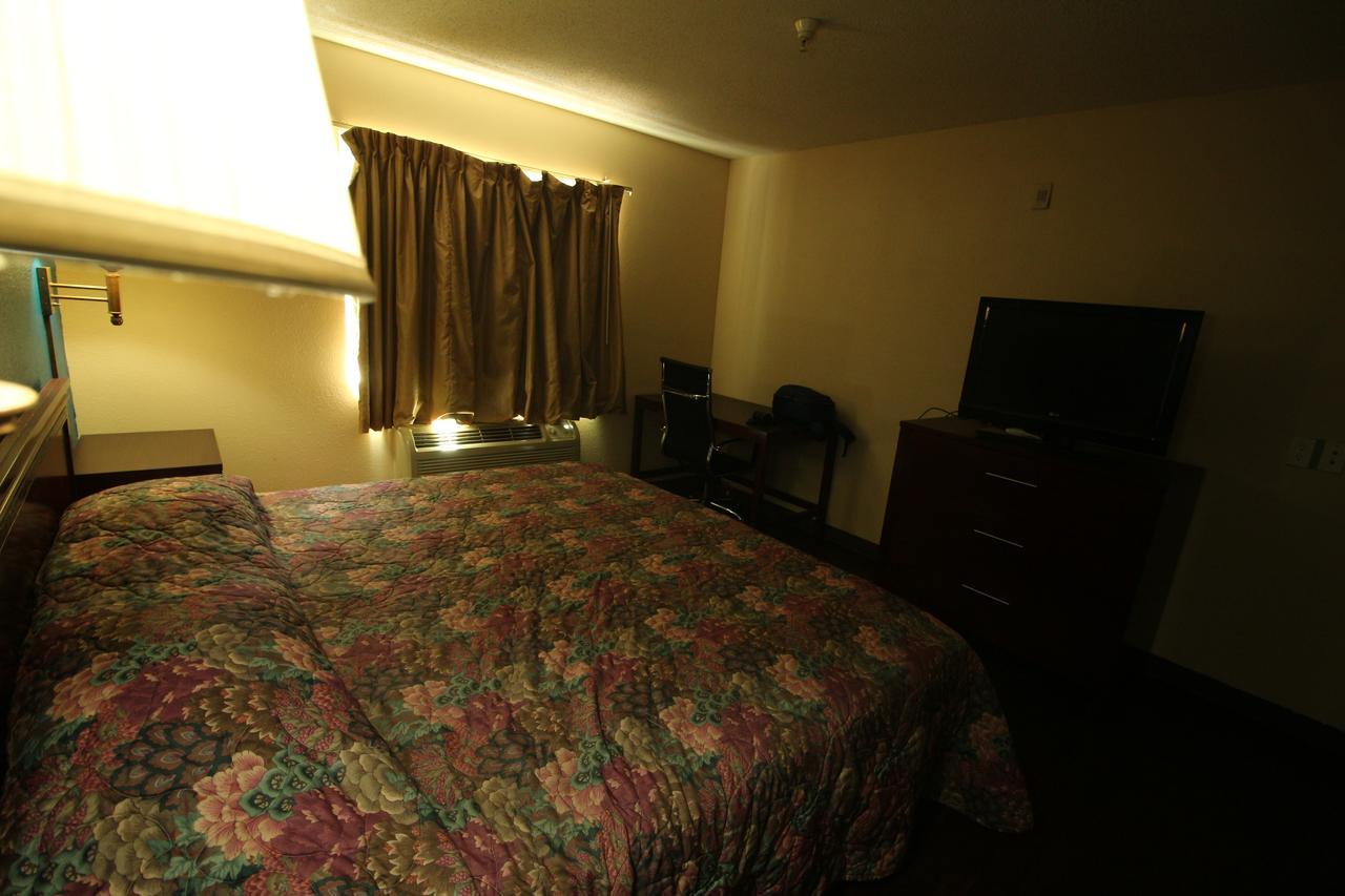Magnolia Bay Hotel & Suites Джоунсбъроу Екстериор снимка